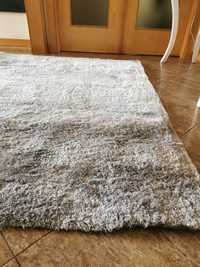 Carpete na cor cinza