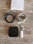 Apple TV z polotem i kablami