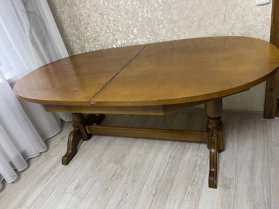 Деревʼяний розкладний стіл