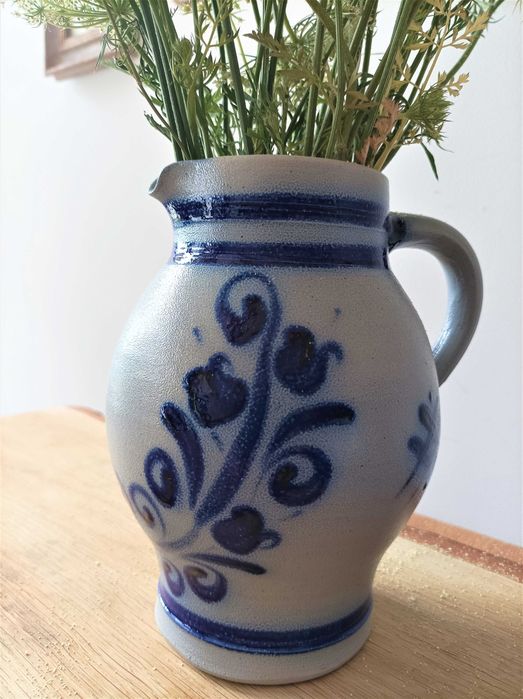 Zestaw glinianych naczyń, kamionka i wazon. Ozdobne dzbanki. Dzban.