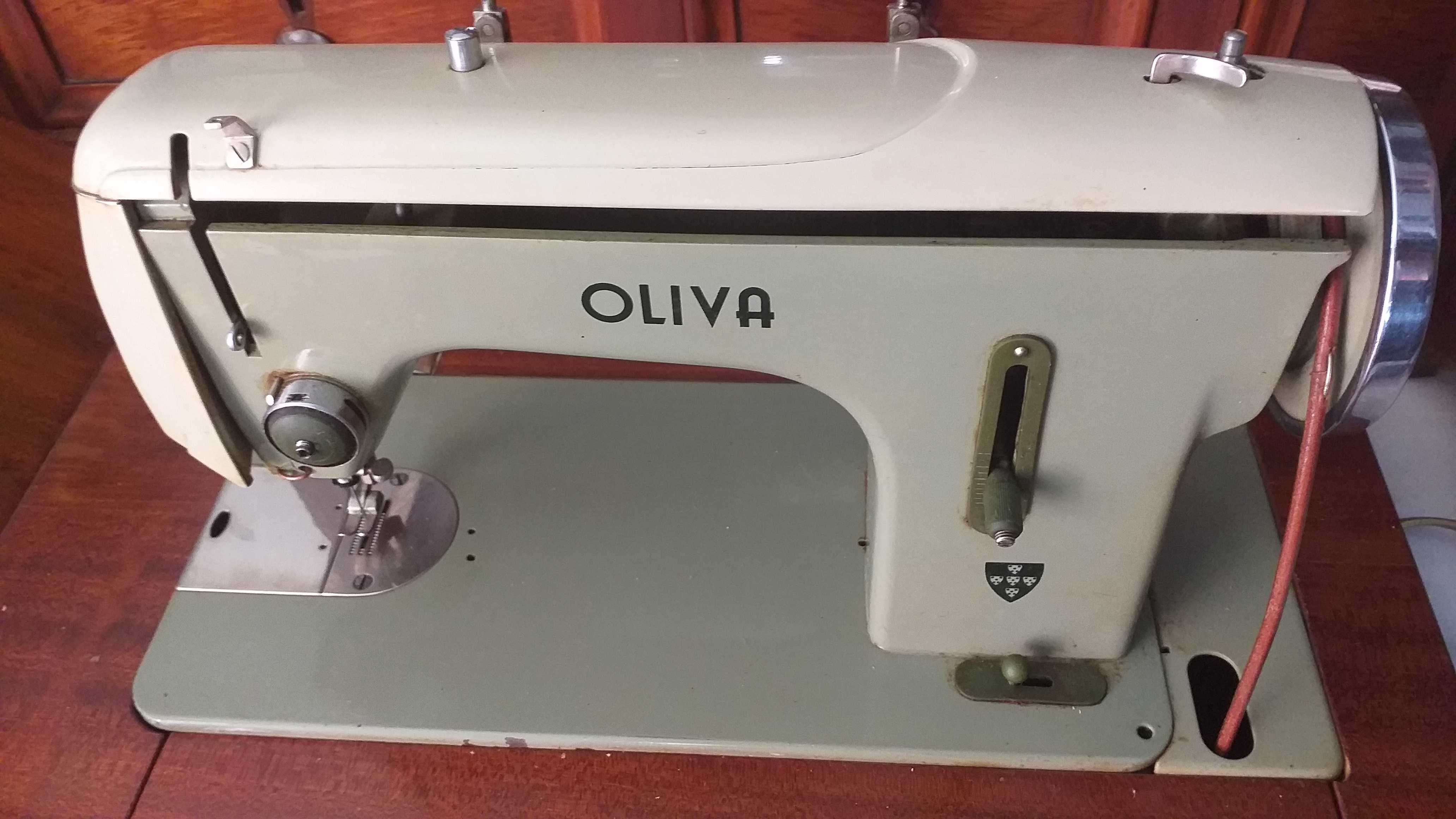 Último Preço  Máquina de costura de marca Oliva em muito bom estado de