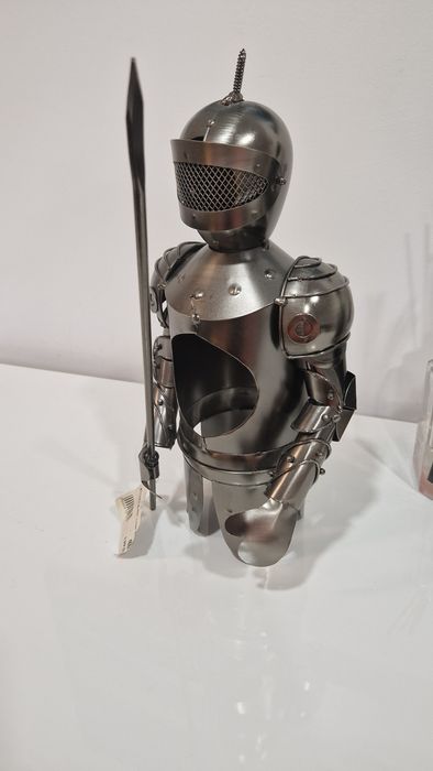 Stojak na butelkę RYCERZ wino wódkę ozdoba do domu