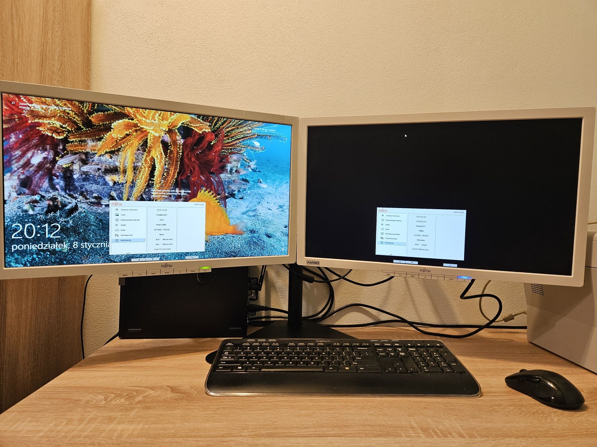 Zestaw monitory Fujitsu 23'' ze stojakiem