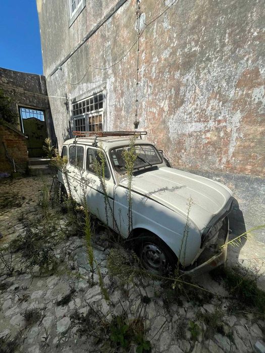 Renault4L com papeis