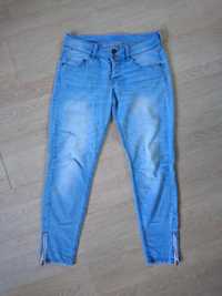 Niebieskie jeansy rurki ze średnim stanem z zamkami Terranova S/M