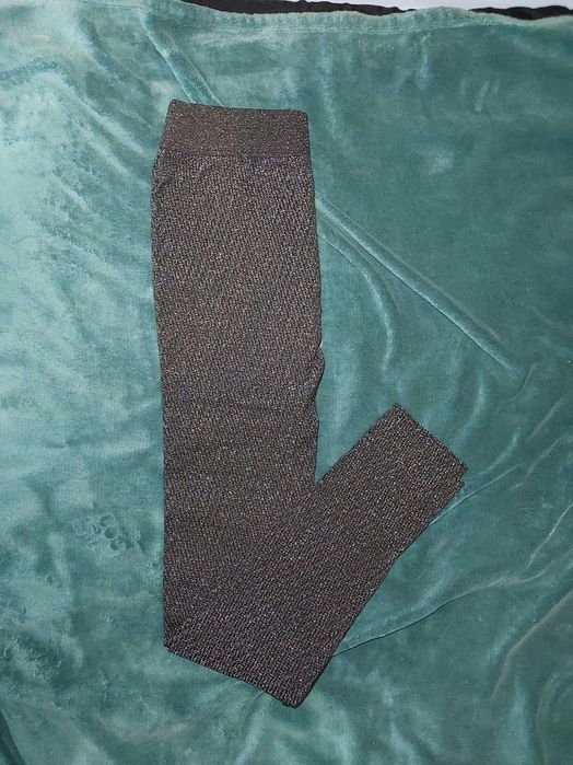 Piękne błyszczące legginsy, z błyszczącą nitką, z miękkiego materiału