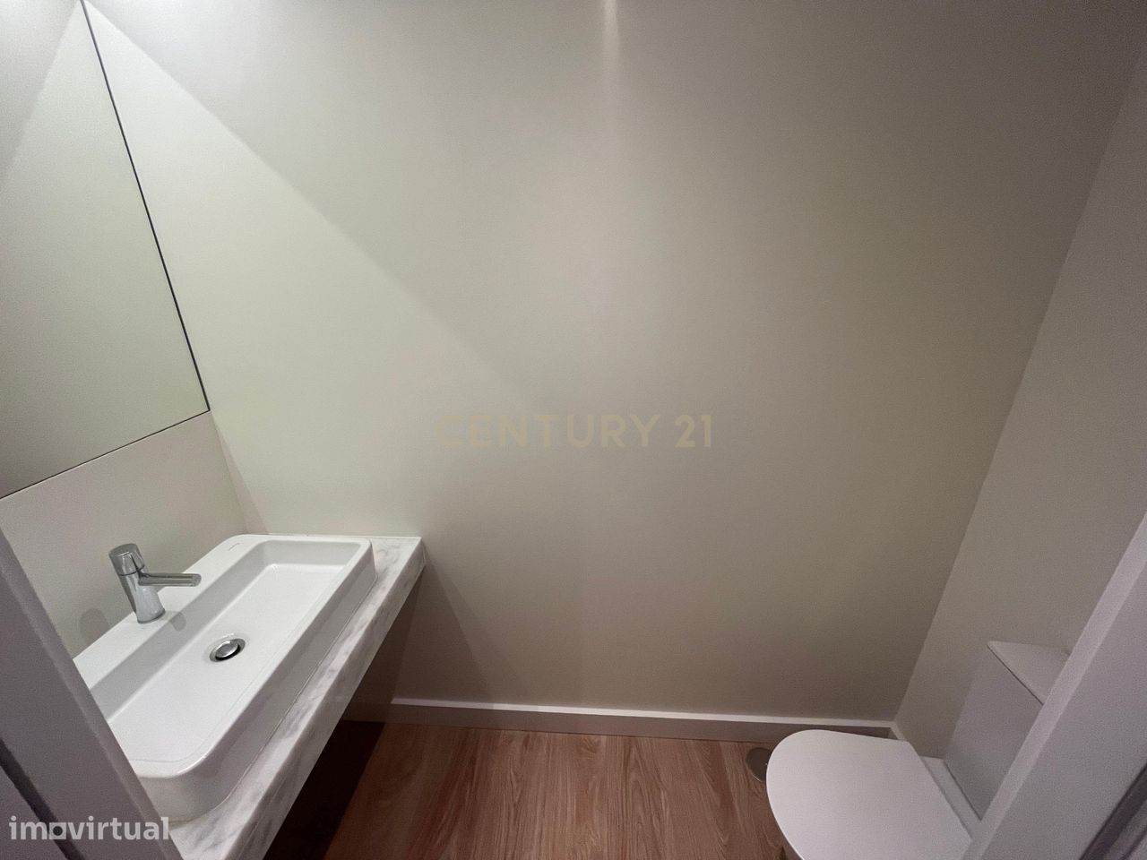 Ótimo T4 no Empreendimento VALRIO, com 189m2,  5WCs e dois parqueament