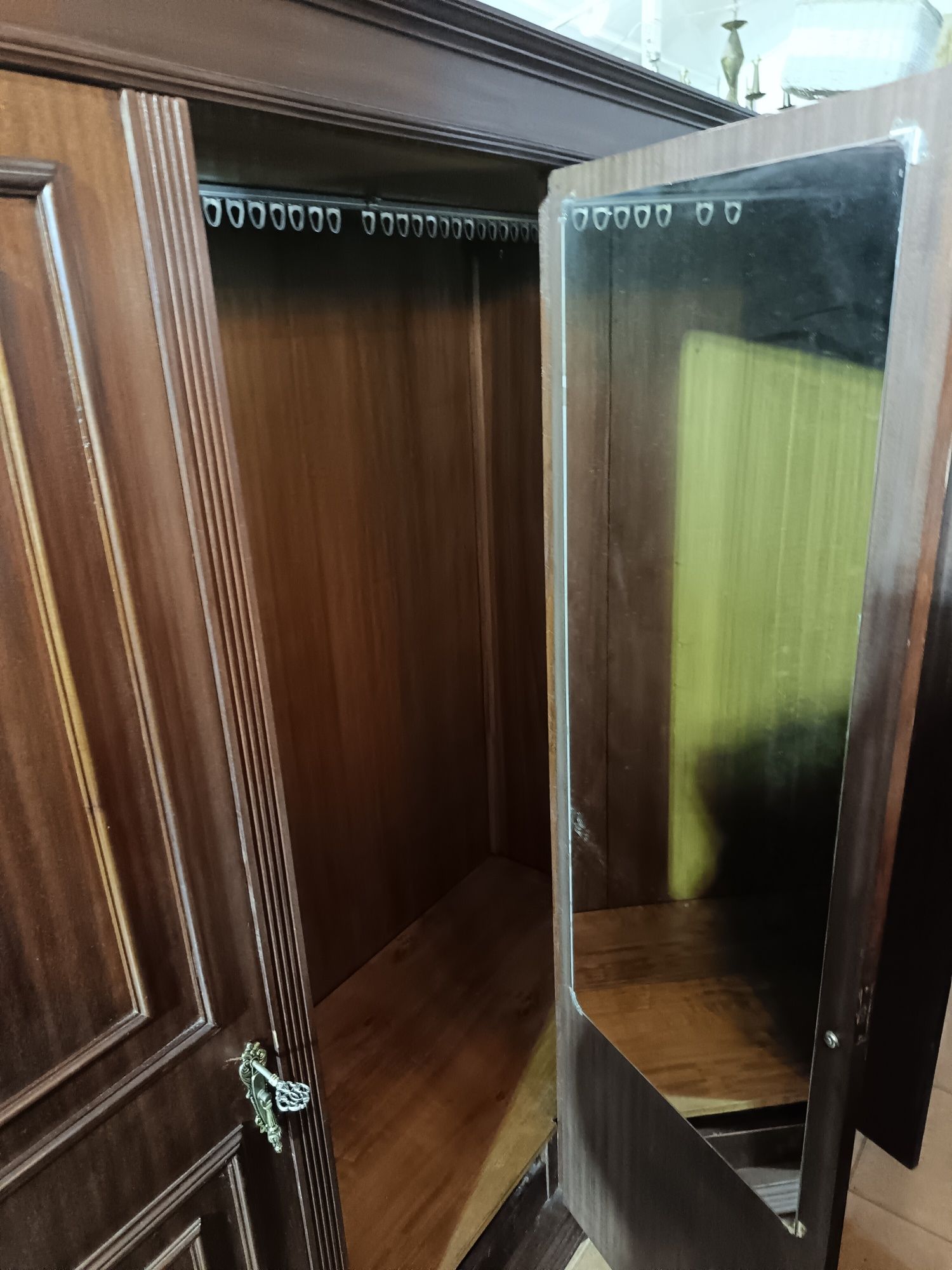 Guarda fatos/roupeiro