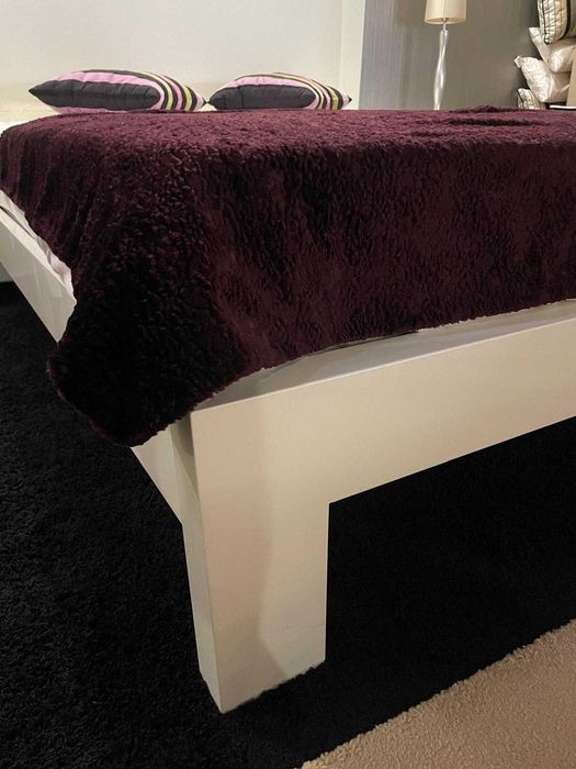 Quarto completo em branco pérola (cama, mesinhas e cómoda com espelho)