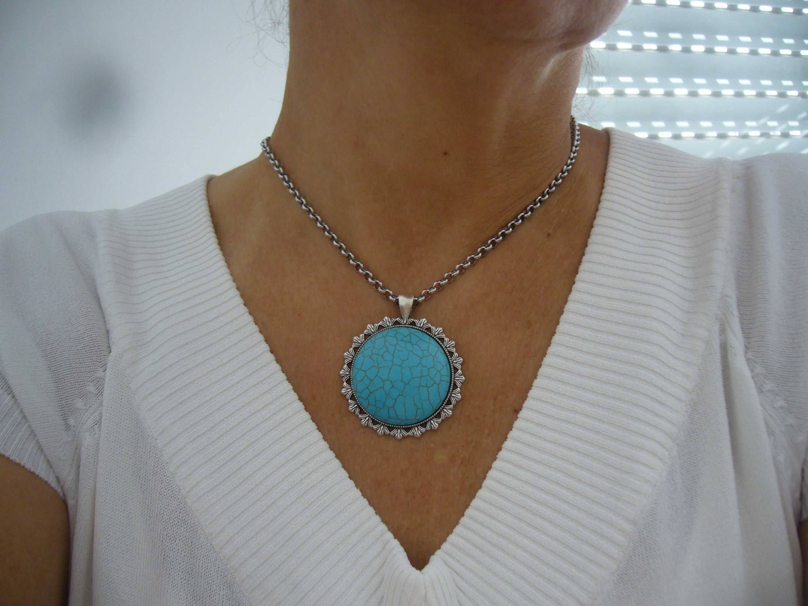 Fio em aço com medalha com  pedra howlita