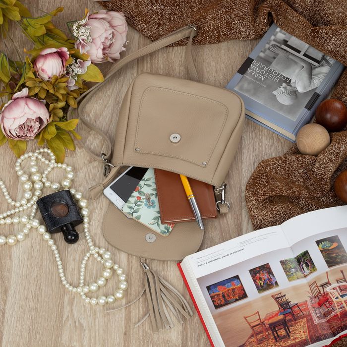 VERA PELLE torebka skórzana listonoszka na ramię z klapą V657 beżowa