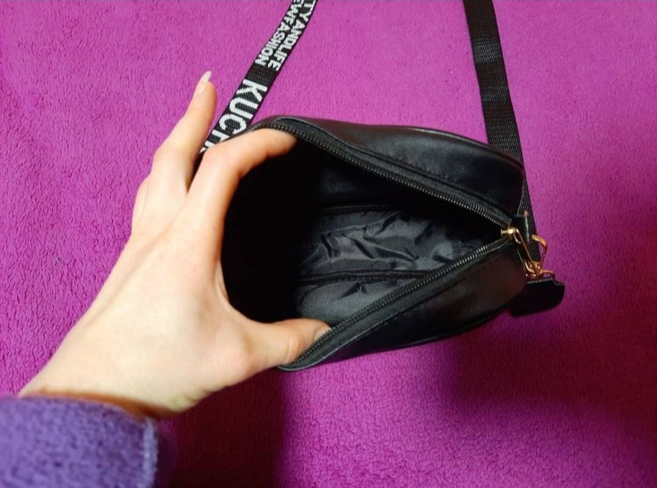 Жіноча сумочка з не регульованою шлейкою.