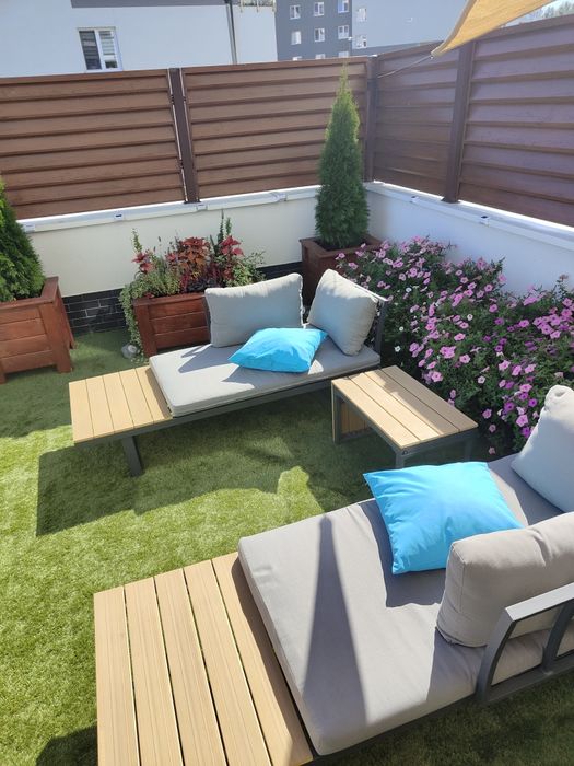 Zestaw mebli ogrodowych, dwie leżanki + stolik