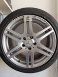 Jante Mercedes AMG com pneu Goodyear