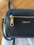 Skórzana torebka marki DKNY