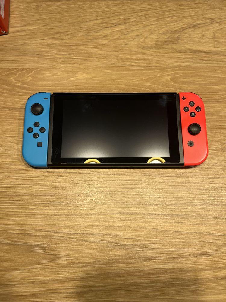 Nintendo Switch w bdb stanie mało używane wraz z calym zestawem .