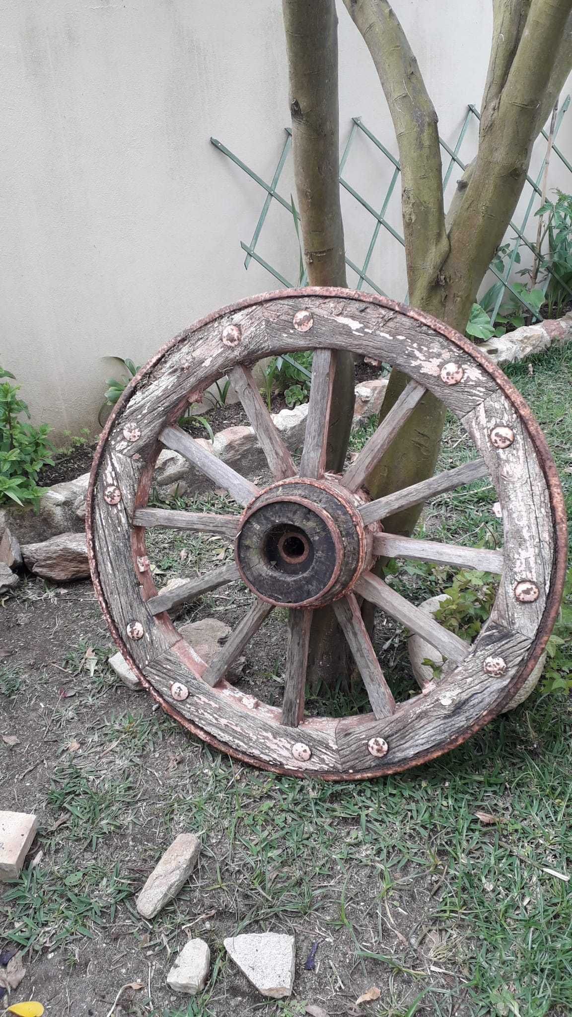 Roda de carroça antiga