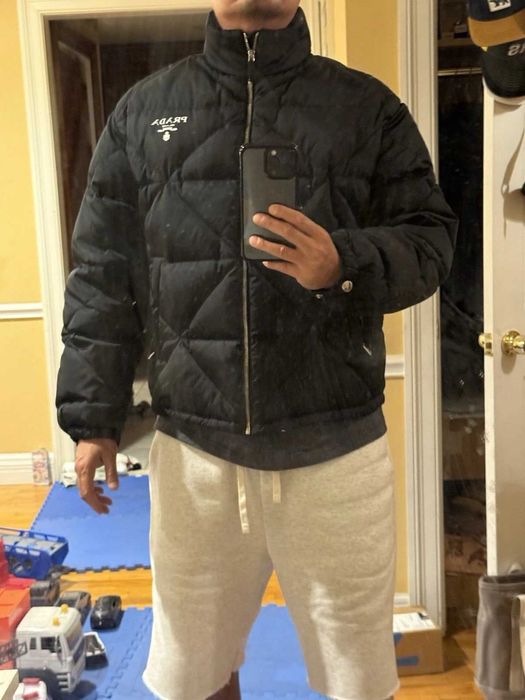 Casaco Prada Re-Nylon para homem com enchimento de penas, novo em folh