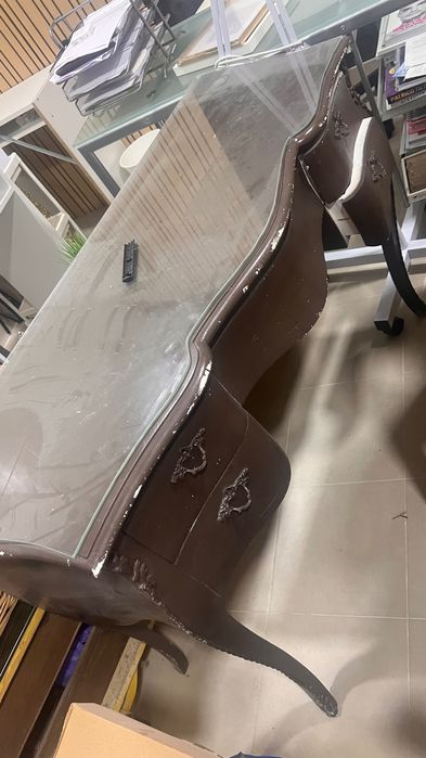 Aparador vintage com tampo vidro