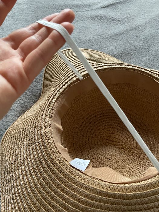 Pleciony kapelusz na plażę z szerokim rondem