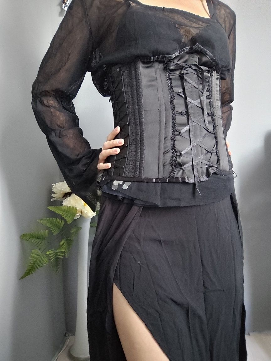Sprzedam bardzo elegancki, gustowny czarny gorset, idealny dla osób sz