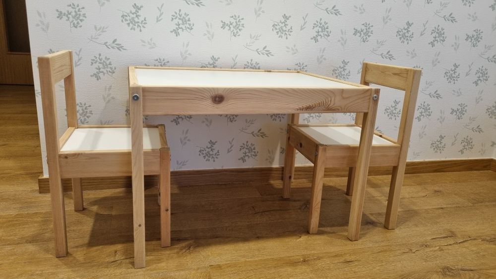 Mesa criança com cadeiras