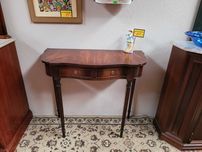 Mesa de apoio em madeira com duas gavetas - Muito b