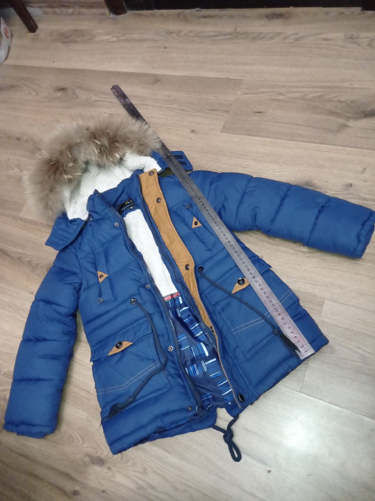Зимова курточка, тепла, на хлопчика віком приблизно 5-6 років