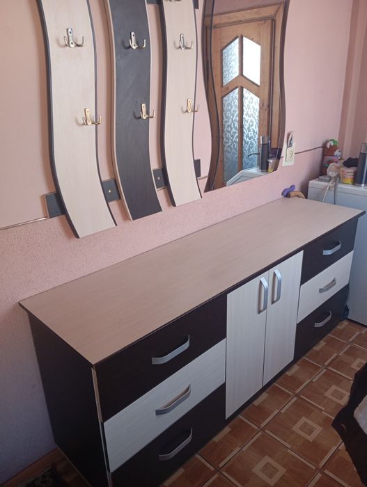 Продам прихожу в хорошому стані 6 шуфляд дзеркало вішак самовивіз