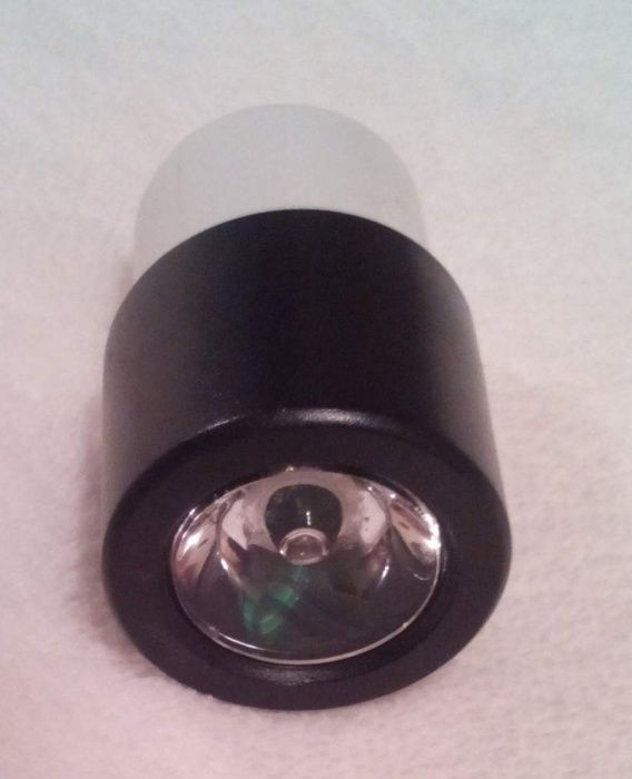 Luz USB para ligar ao computador, ao isqueiro do carro, etc.