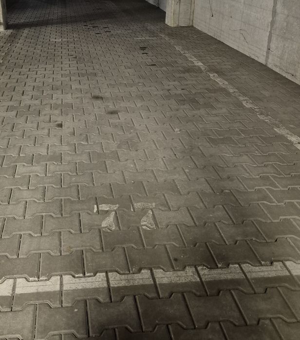 Miejsce parkingowe Jachtowa, Luboń - dla auta "stojącego", np. klasyka