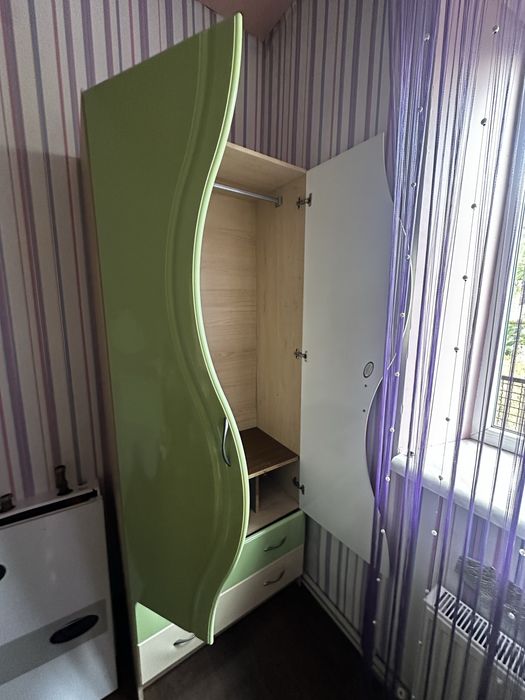 Дитячий стіл та шафа