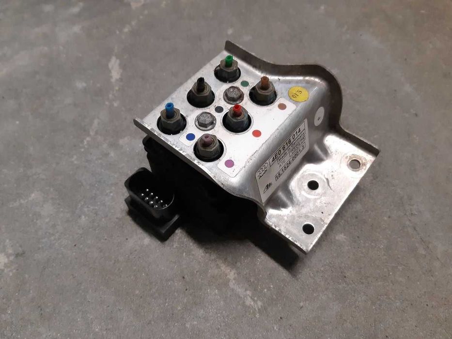 Audi A8 D3 rozdzielacz zawieszenia  ,  regulator pneumatyki .