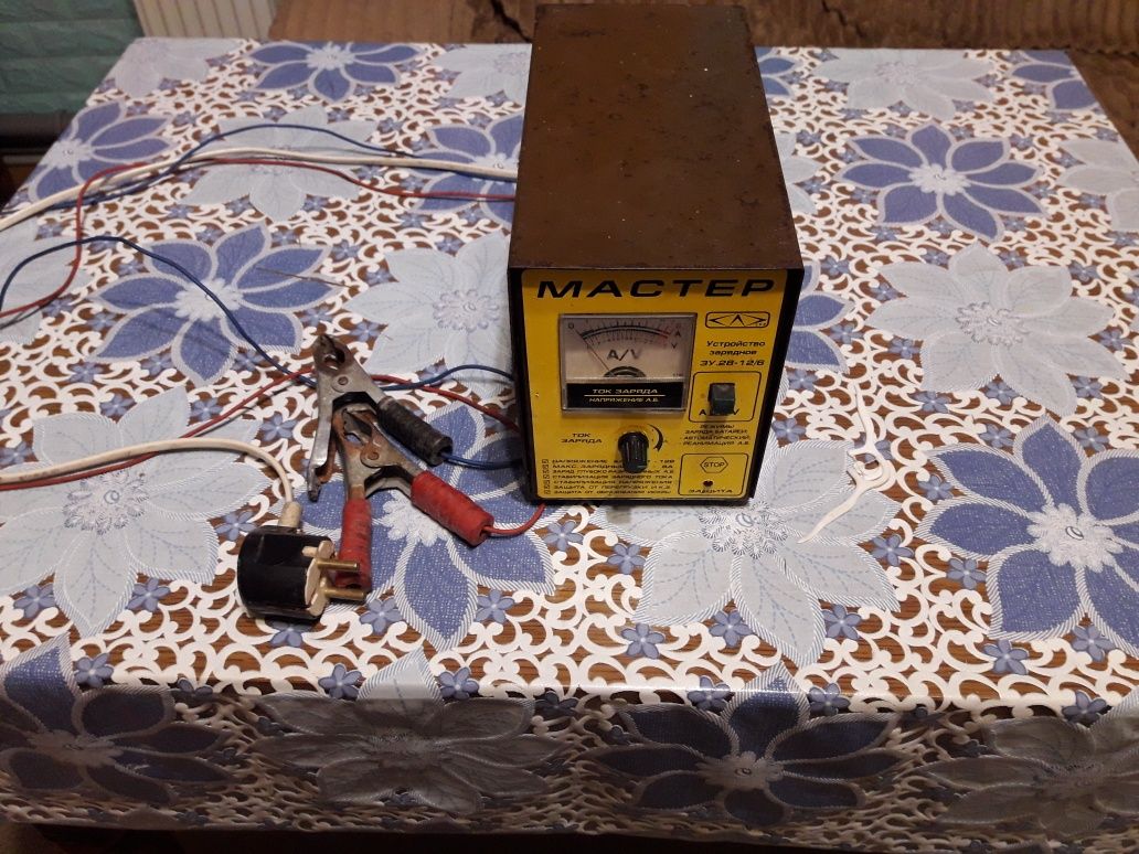 Зарядное устройство для аккумулятора полностью рабочее, 12 v.