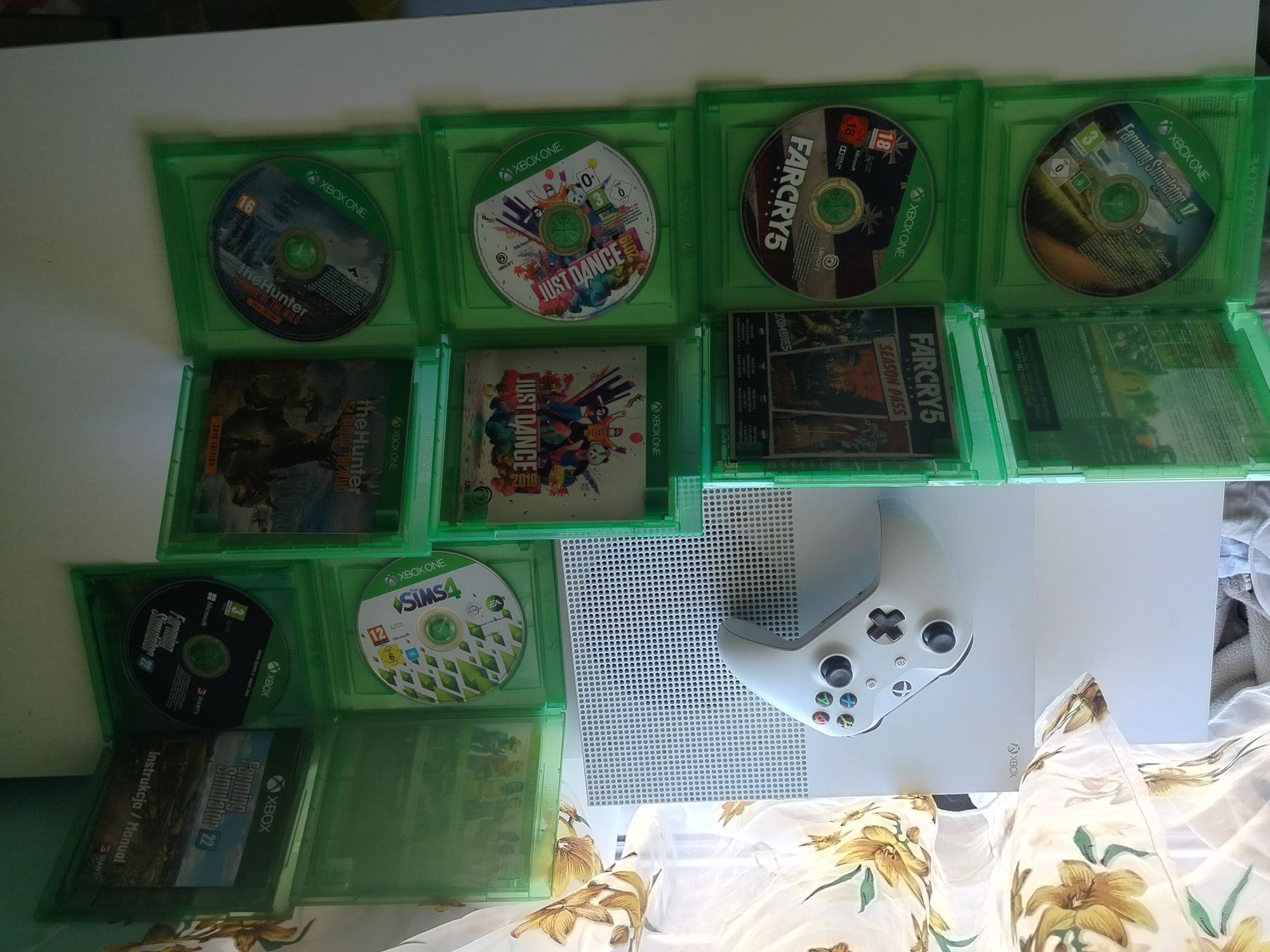Xbox one s z kompletem gier i padem pojemność dysku 1TB