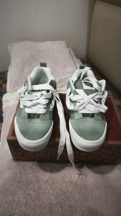 Tênis  VANS   KNu Skool