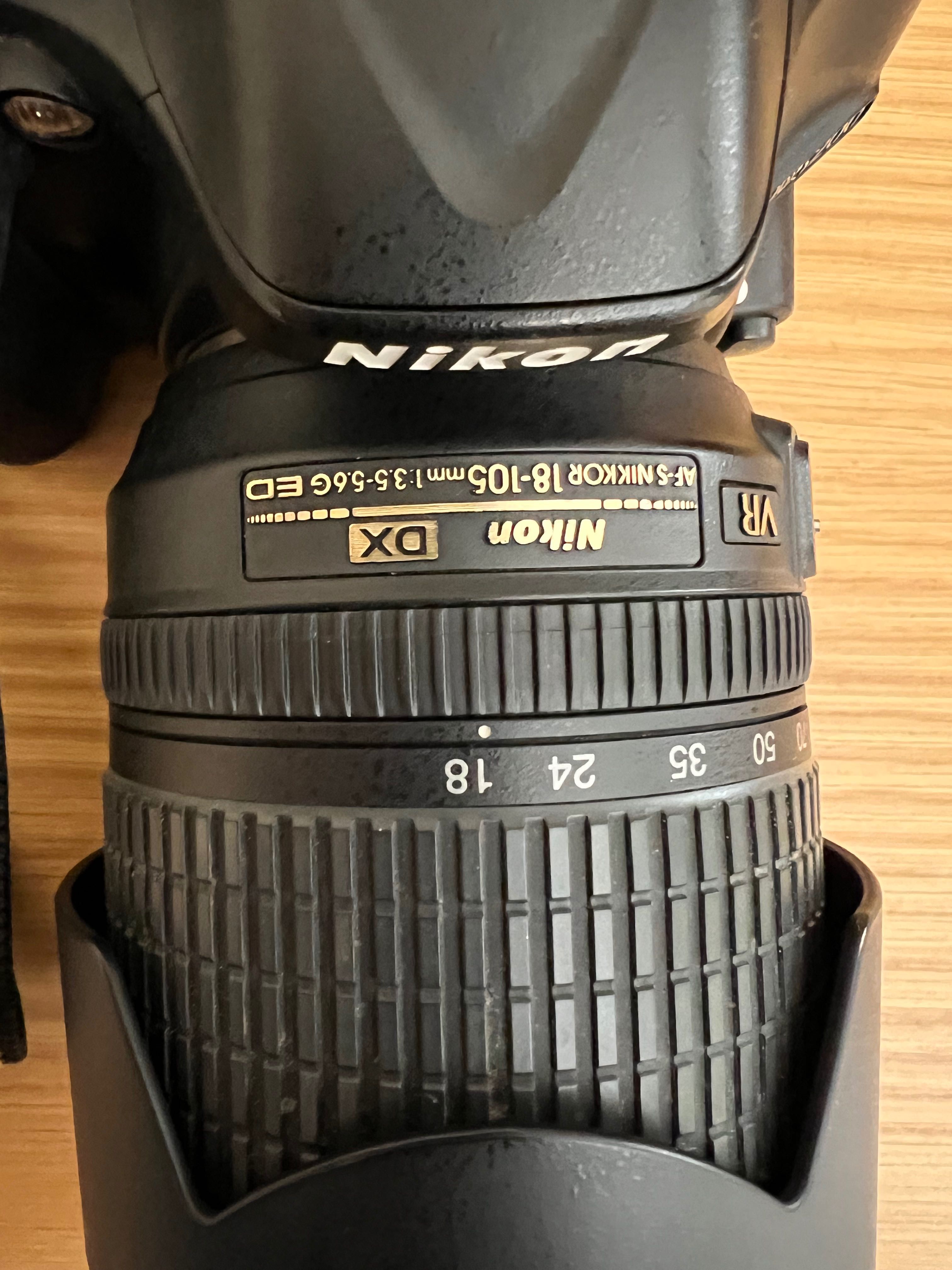 NIKON D5200 com lente e acessórios em bom estado