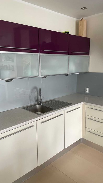 Kuchnia na wymiar L, krem/śliwka, BLUM, blat 38 mm –  rezerwacja