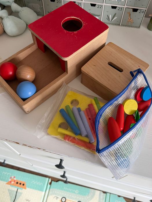 Vários brinquedos de madeira Montessori