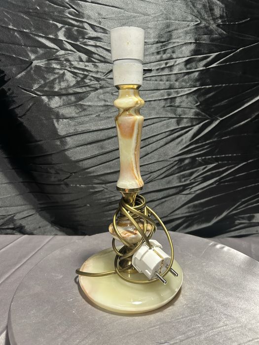 Lampa z onyksu i mosiądzu – duża, toczona, zdobiona