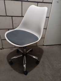 Krzesło biurowe na kółkach białe