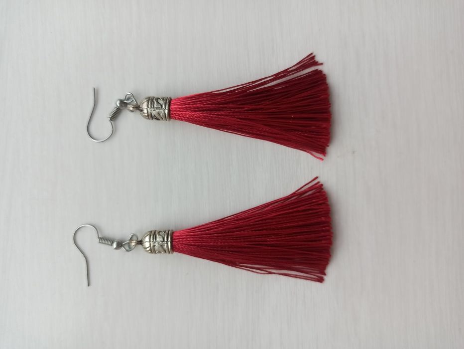 Серьги из красных шелковых нитей