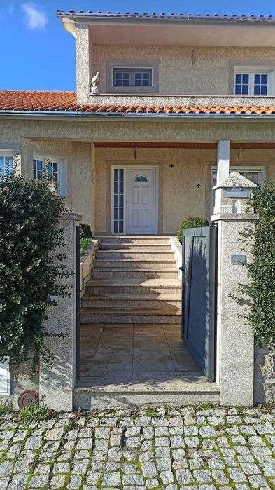 Moradia T5 com Garagem e Anexos – Bairro das Tapadas, Penedono