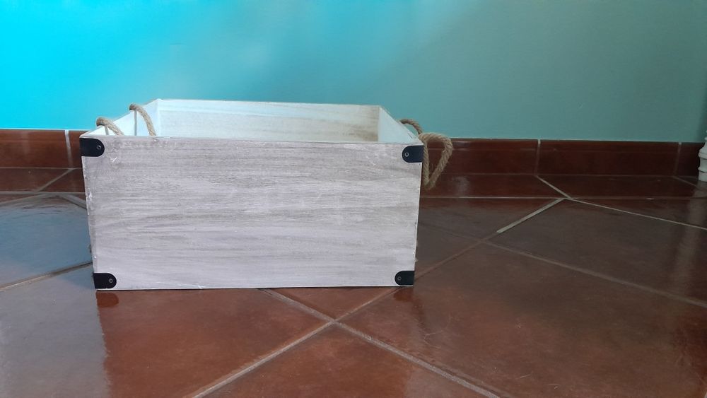 Caixa decorativa/arrumação com cordas dos lados a servirem de pegas