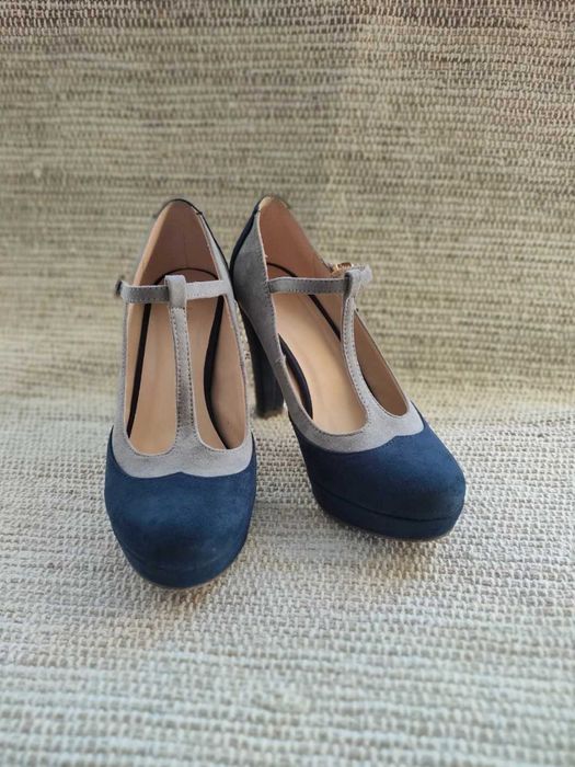Sapatos de salto azuis e cinza elegantes, formato T