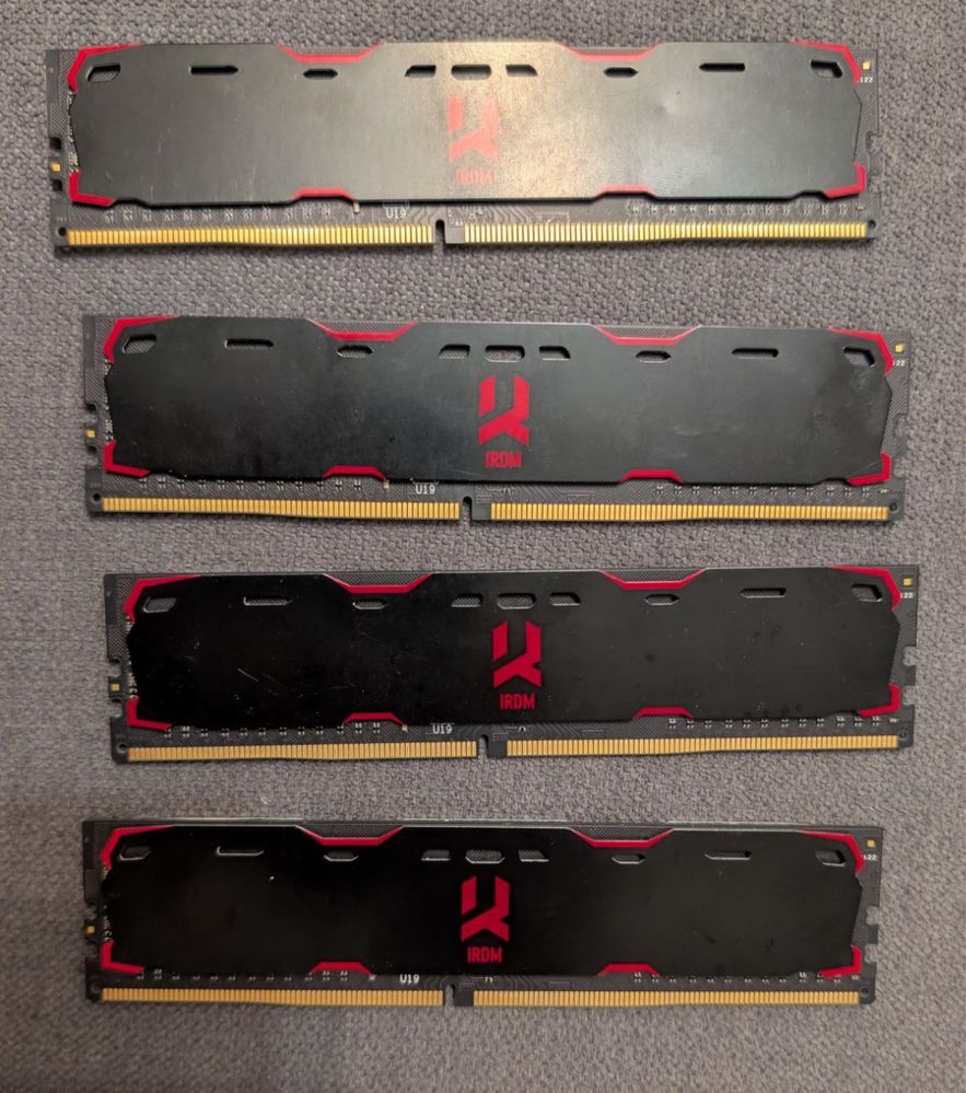 GOODRAM 32GB (4x8GB) 2400MHz CL15 IRIDIUM IR-2400D464L15S/8G
