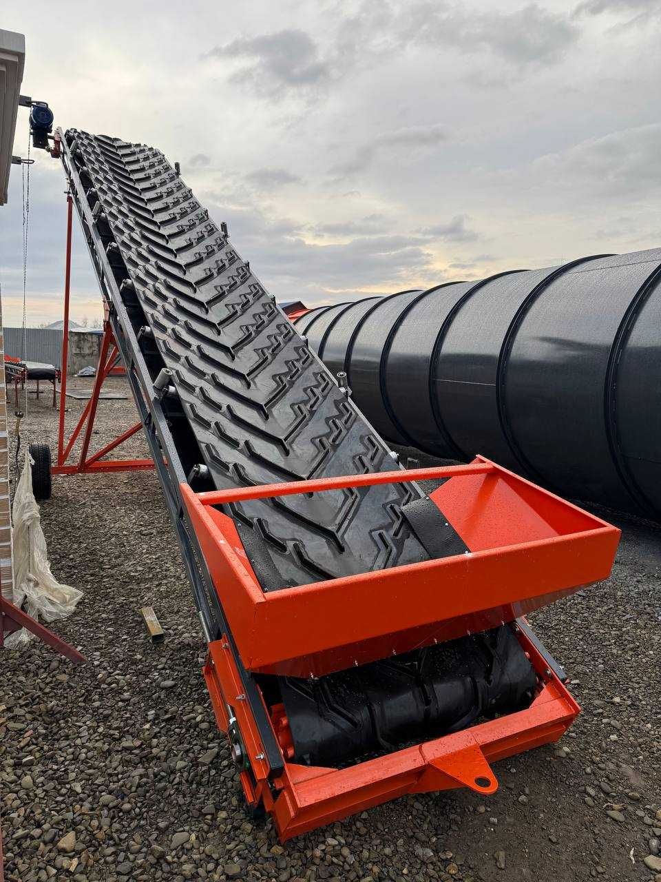 Przenośnik Chevron 8m, napęd elektryczny 7,5 kW, przenośnik na kołach
