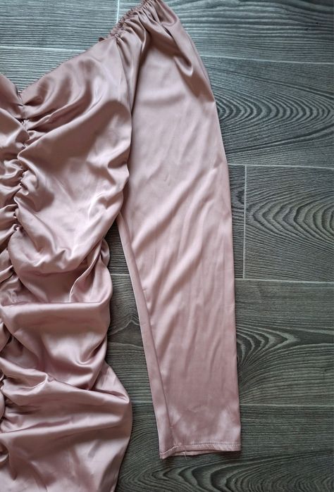 Красива атласна сукня