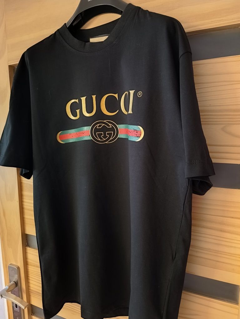 Klasyczna koszulka Gucci. Złoty napis.