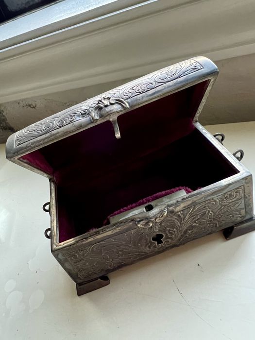 Arca guarda joias em prata trabalhada